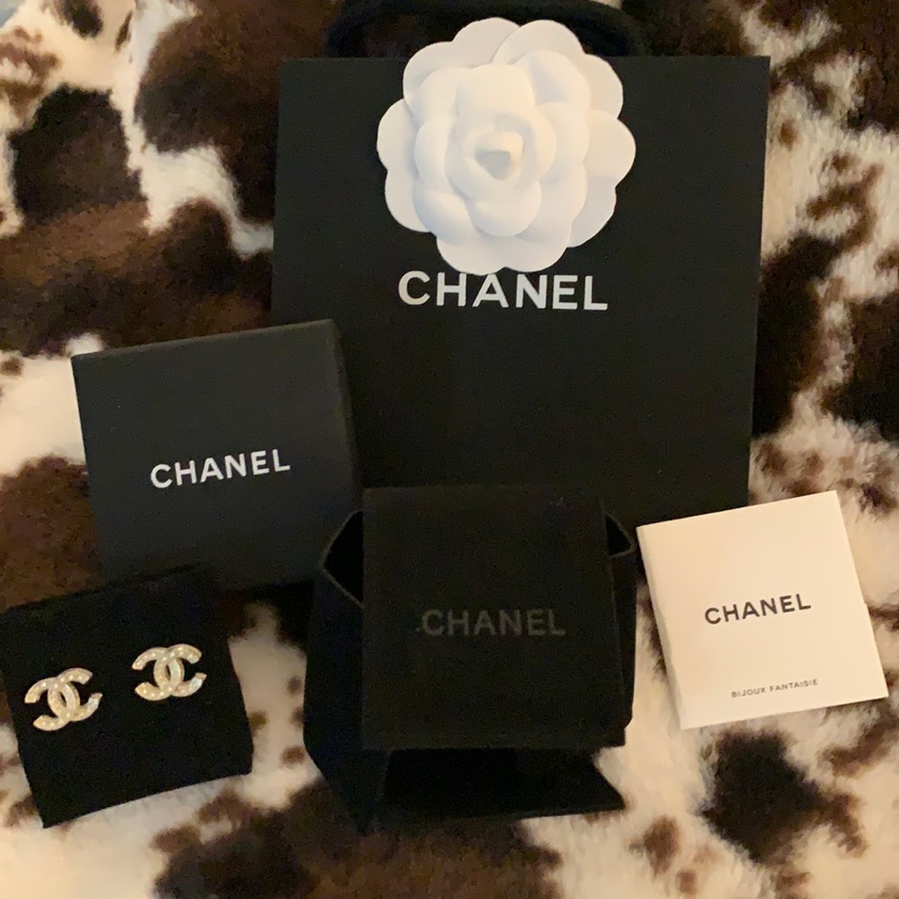 Chanel pearl CC earrings